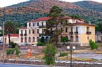 Ξενοδοχείο μετατρέπεται σε επιπλωμένα διαμερίσματα στο Πευκί - Αποκατάσταση διατηρητέων με τουριστική χρήση στην Αίγινα