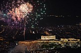 Με λάμψη, συναίσθημα και συμβολισμούς υποδέχθηκε το 2021  στον Λυκαβηττό ο Δήμος Αθηναίων