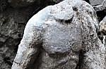 Μπρούντζινη προτομή γρύπα από τριποδικό λέβητα. Χρονολογείται στα  660-630 π.Χ.   Ύψος 31,24 εκ.  Προέλευση από τη Σάμο.   