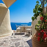 Airbnb | Ρεκόρ διανυκτερεύσεων και τιμών στην Ελλάδα τον εφετινό καυτό Ιούλιο - Η Β. Ευρώπη δημοφιλής το φθινόπωρο