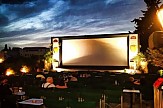 Guardian: 2 από τα 10 καλύτερα θερινά σινεμά της Ευρώπης βρίσκονται στην Πλάκα και στη Σαντορίνη