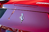 «Απόβαση» κόκκινων Ferrari στο λιμάνι του Πειραιά