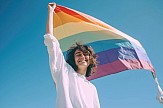 Booking.com: Όλα όσα πρέπει να γνωρίζουν τα ξενοδοχεία για τους επισκέπτες LGBTQ+ το 2023