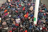 Τραγικές εικόνες με θάλασσα από βαλίτσες στο αεροδρόμιο του Χίθροου το Σαββατοκύριακο