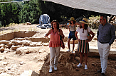 Επίσκεψη της Βικτόριας Χίσλοπ στο Οροπέδιο Λασιθίου - ενθουσιασμένη από τις αρχαιολογικές έρευνες στην περιοχή