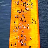 Χιλιάδες τουρίστες στη λίμνη Iseo της Ιταλίας περπατούν... επάνω στο νερό