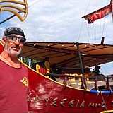 O καπετάν Γεράσιμος και το τουριστικό σκάφος-τριήρης διασχίζουν το Ιόνιο