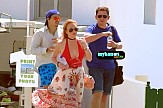 H Lindsay Lohan αγκαλιά με τον 22χρονο σύντροφό της βολτάρει στην Μύκονο