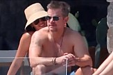 Ο Matt Damon κάνει διακοπές στη Μύκονο με την οικογένειά του και διάσημους φίλους