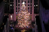 Χριστούγεννα στη Νέα Υόρκη: Φωταγωγήθηκε το εντυπωσιακό δέντρο στο Rockefeller Centre (βίντεο)