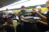 Πίτσα στους επιβάτες κέρασε ο πιλότος για να ξεχάσουν την καθυστέρηση της πτήσης...