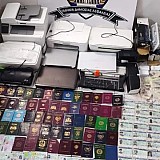Εντοπίστηκε εργαστήριο πλαστών ταξιδιωτικών εγγράφων στην Κυψέλη με "τζίρο" 340.000 ευρώ