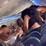 Άγριο μαλλιοτράβηγμα σε πτήση – Γυναίκες πιάστηκαν στα χέρια για μια θέση στο παράθυρο (βίντεο)