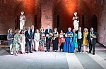 Η κα Έμμυ Αναγνωστοπούλου (αριστερά), Προϊσταμένη του Γραφείου Ε.Ο.Τ. Ηνωμένου Βασιλείου και Ιρλανδίας, παραλαμβάνει το βραβείο στην κατηγορία «Καλύτερα νησιά παγκοσμίως».