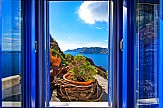 Airbnb: Βίλα στη Σαντορίνη στα 5 ομορφότερα μπλε σπίτια της χρονιάς στον κόσμο