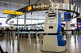 Δείτε πώς το ρομπότ της ΚLM καθοδηγεί τους επιβάτες στο Άμστερνταμ
