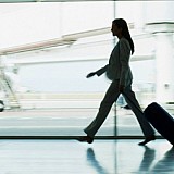 Με τη βαλίτσα στο χέρι και πάλι... | Η επάνοδος των ταξιδιών προκαλεί αισιοδοξία στους εμπόρους